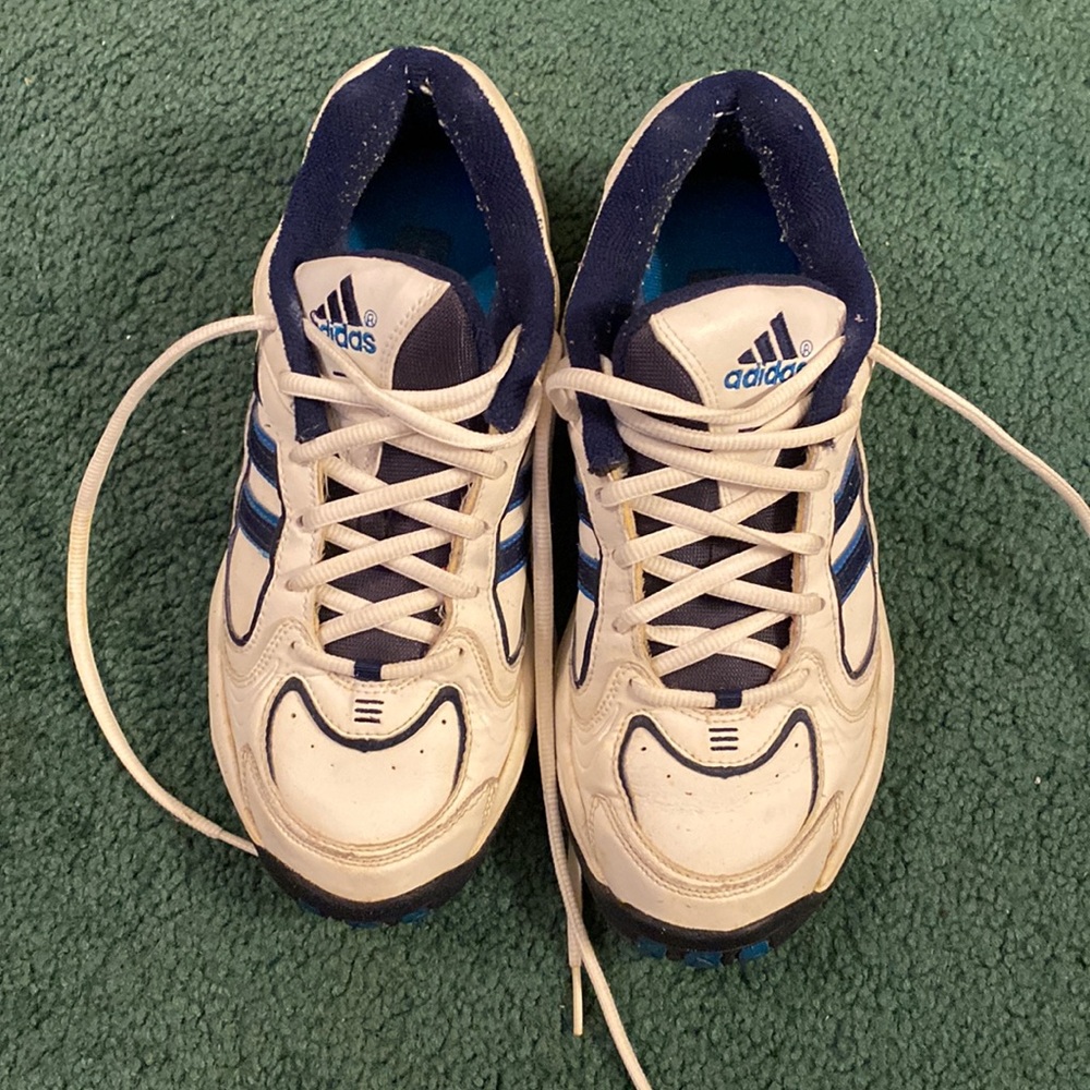 ADIDAS LADIES WHITE LEATHER TENNIS SHOES VGUC SIZE 81/2 TRIMMED IN NAVY BLUE
